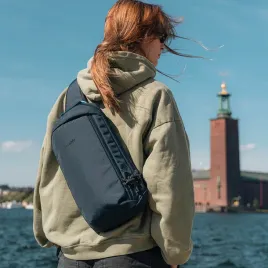 plecak-na-jedno-ramie-antykradziezowy-pacsafe-v-granatowy