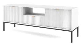 szafka-rtv-vellore-154-cm-biala-z-ryflowanymi-frontami-i-zlotymi-uchwytami