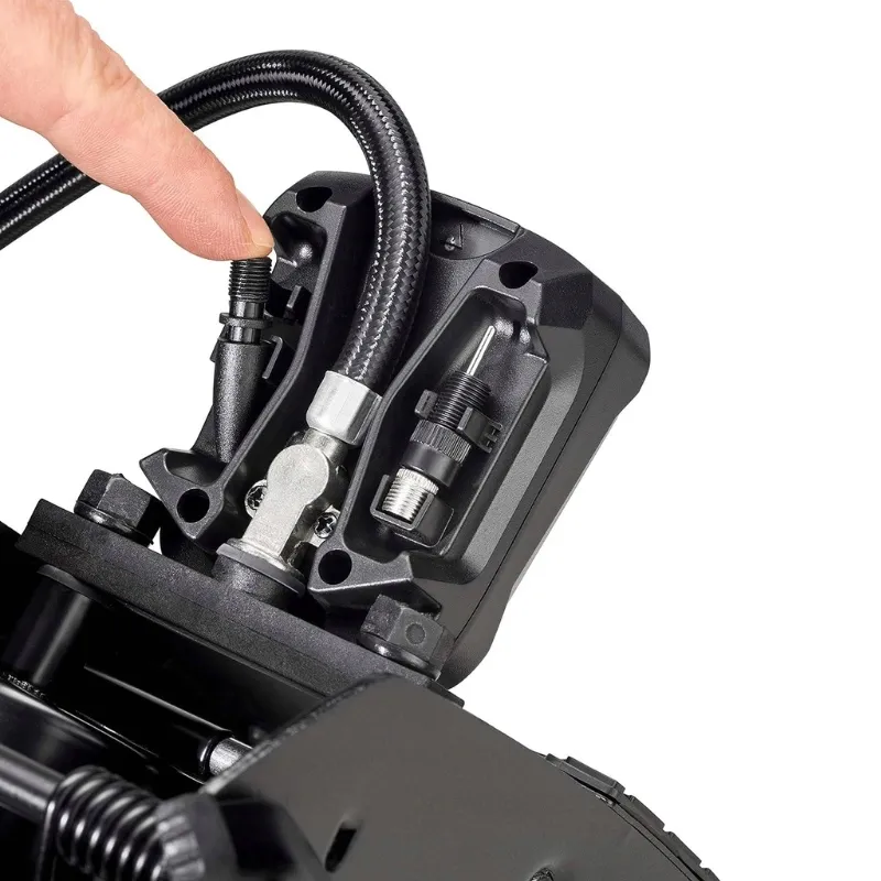 mocna-pompka-samochodowa-nozna-do-kol-michelin-cyfrowa-dwutlokowa-rowerowa