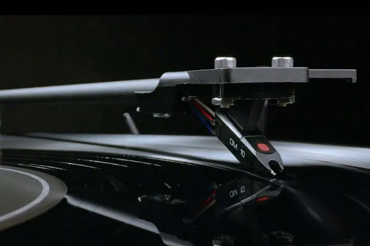 gramofon-pro-ject-a1-czarny-naped-paskowy