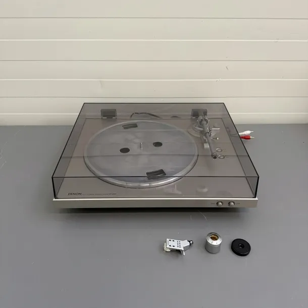 gramofon-denon-dp-300f-srebrny-naped-paskowy