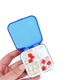 plastikowy-organizer-4-przegrodki-65x65x21mm-niebieski-zamykany-pojemnicz