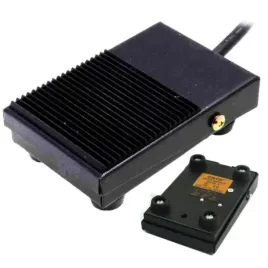 przelacznik-nozny-metalowy-tfs-1-z-guma-czarny-z-przewodem-1m