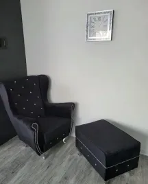 fotel-uszak-do-pokoju-z-krysztalami-glamour-z-pufa-do-salonu