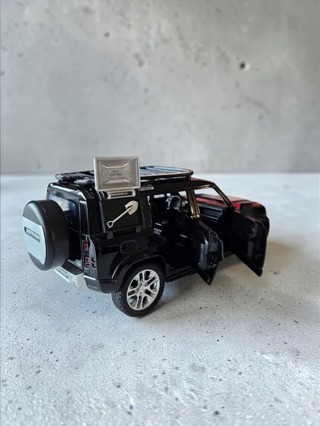 model-land-rover-defender-110-skala-1-24-stan-nowy-wiek-6-lat