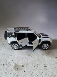 model-land-rover-defender-110-skala-1-24