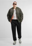 spodnie-dresowe-urban-classics-basic-loose-sweatpants-szerokie-s-zapiecie-wiazanie