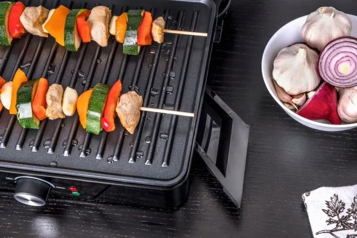 grill-kontaktowy-eldom-gk170-svad-material-obudowy-metal-tworzywo-sztuczne