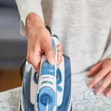 zelazko-parowe-black-decker-bxir2402e-2400w-bialy-kolor-dominujacy-niebieski