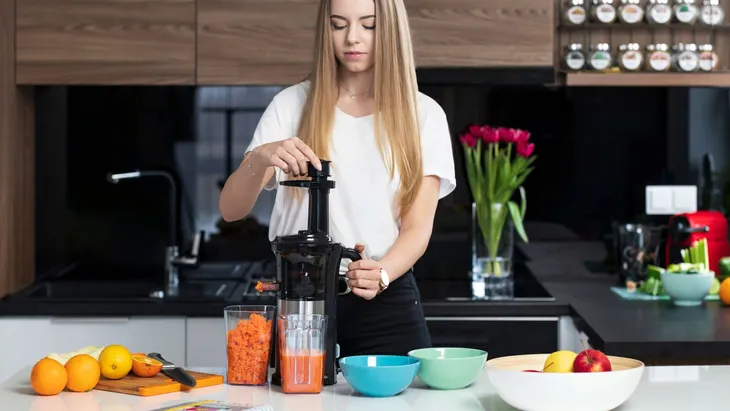 wyciskarka-wolnoobrotowa-teesa-do-sokow-200w-pojemnosc-zbiornika-na-sok-0-8-l