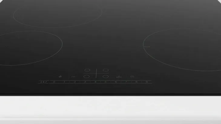 plyta-ceramiczna-pke611fp2e-kolor-dominujacy-czarny