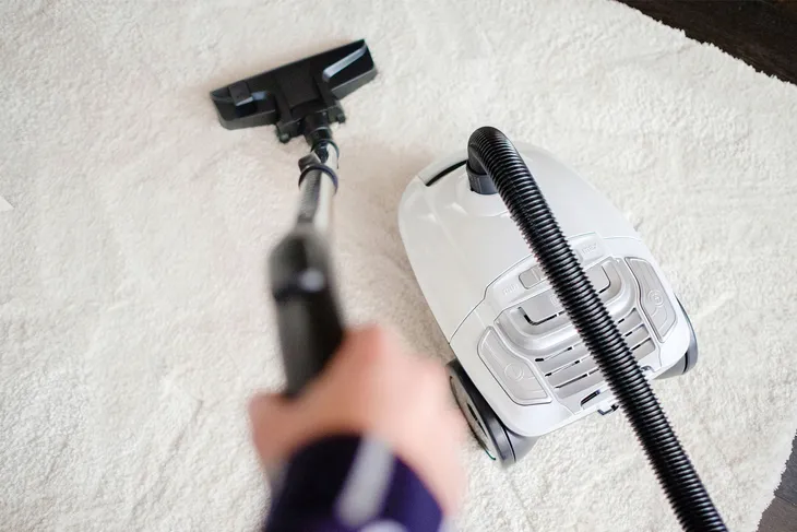 odkurzacz-workowy-eco-white-700-konstrukcja-automatyczny-zwijacz-przewodu-gumowe-kolka-teleskopowa-rura