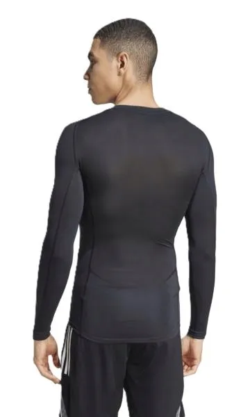 koszulka-termiczna-adidas-techfit-material-dominujacy-poliester