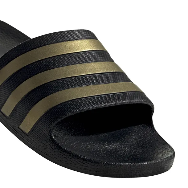 klapki-adidas-adilette-aqua-wzor-dominujacy-logo