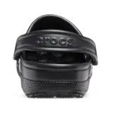 klapki-crocs-classic-czarny-wzor-dominujacy-logo
