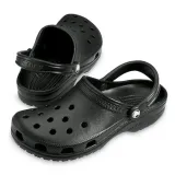 klapki-crocs-classic-czarny-wysokosc-obcasa-platformy-2-cm