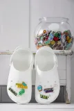 klapki-crocs-classic-clog-bialy-cechy-dodatkowe-oddychajace-odprowadzajace-wilgoc-wodoodporne