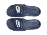 klapki-nike-victori-one-m-wzor-dominujacy-logo