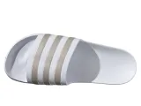klapki-adidas-adilette-aqua-biale-wzor-dominujacy-logo