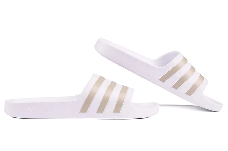 klapki-adidas-adilette-aqua-biale-wzor-dominujacy-logo