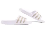 klapki-adidas-adilette-aqua-biale-wzor-dominujacy-logo