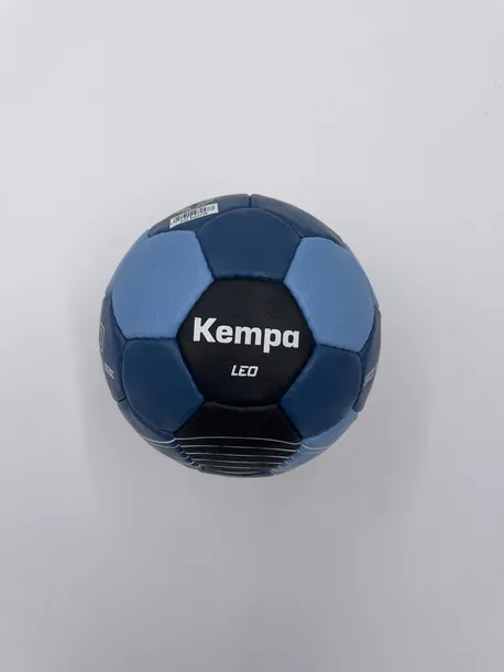 pilka-leo-kempa-kolor-niebieski