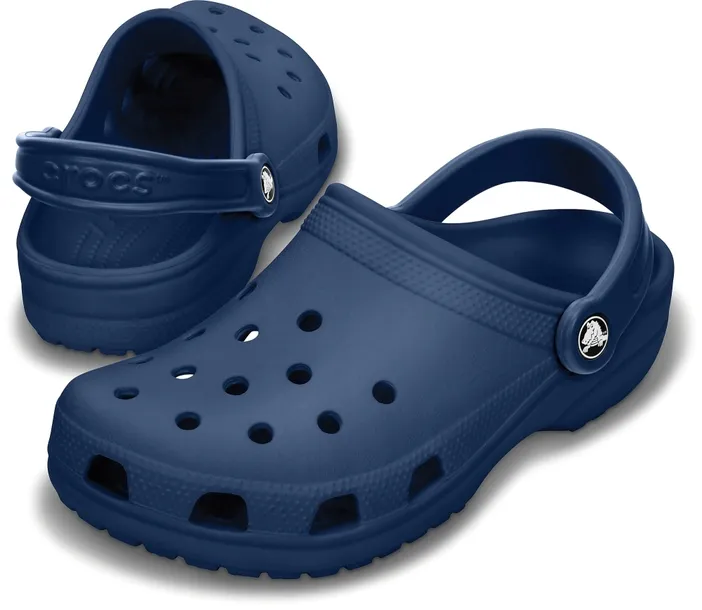 klapki-crocs-classic-clog-granatowy-wzor-dominujacy-logo