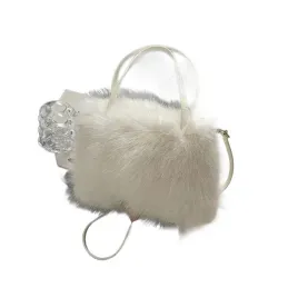 stylowa-pluszowa-torebka-na-ramie-biala