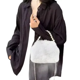 stylowa-pluszowa-torebka-na-ramie-szara-z-lancuszkiem-i-koralami