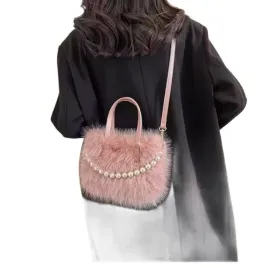 stylowa-pluszowa-torebka-na-ramie-rozowa-z-koralami