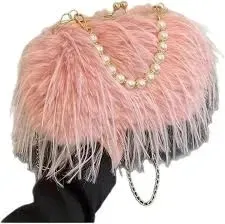 stylowa-pluszowa-torebka-na-ramie-rozowa-z-perlowym-uchem