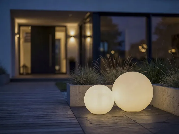 lampa-ogrodowa-kula-led-kamien-ozdobny-hermetyczny-stono-40cm-e27-bialy-mlk-barwa-swiatla-wielokolorowy