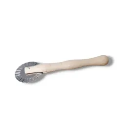 drewniane-radelko-nozyk-do-ciasta-forma-do-pierogow-do-ciecia-faworkow-17cm