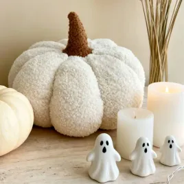 biala-poduszka-dekoracyjna-dynia-ozdoba-na-halloween-25x25cm
