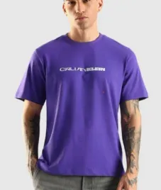 calvin-klein-meska-fioletowa-koszulka-z-nadrukiem-i-luznym-krojem-z-bawelny