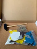 lena-gra-z-mlotkiem-budowa-material-drewno-karton-metal
