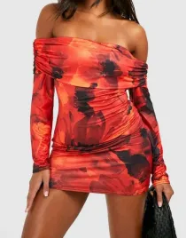 kc71111-boohoo-wzorzysta-sukienka-mini-bardot-dlugi-rekaw-3-46