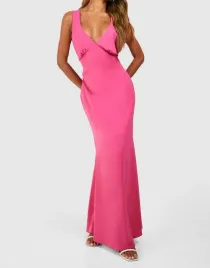 lc45204-boohoo-rozowa-sukienka-maxi-odkryte-plecy-dekolt-v-30-m