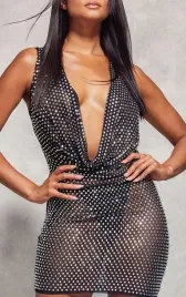 lc96219-sukienka-bogato-zdobiona-gleboki-dekolt-prettylittlething-11-l