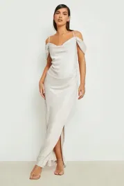 xc45110-boohoo-satynowa-sukienka-maxi-lejacy-dekolt-rozporek-s