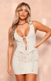 hc24204-prettylittlething-sznurowana-sukienka-mini-bez-9-xs