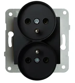 gniazdo-podwojne-z-uziemieniem-novella