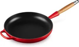 le-creuset-signature-patelnia-zeliwna-drewniany-uchwyt-26-cm-czerwien