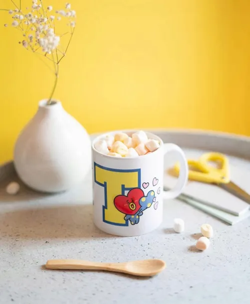 bt21-kubek-ceramiczny-300ml-wan-kolor-bialy-odcienie-niebieskiego-odcienie-zoltego-i-zlota-marka-bez-marki