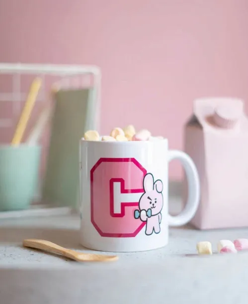 bt21-kubek-ceramiczny-300ml-wan-wzor-dominujacy-bez-wzoru-kolor-bialy-odcienie-niebieskiego-odcienie-zoltego-i-zlota