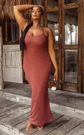 ic14104-prettylittlething-teksturowa-sukienka-maxi-na-ramiaczkach-47-54