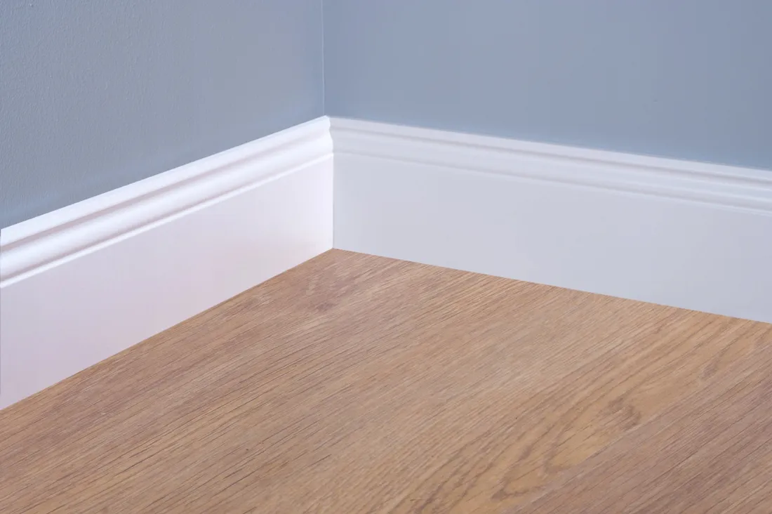 listwa-przypodlogowa-mdf-8-biala-cokol-ryflowana