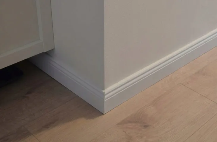 listwa-przypodlogowa-mdf-8-biala-cokol-ryflowana-material-mdf