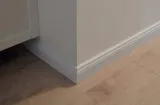 listwa-przypodlogowa-mdf-8-biala-cokol-ryflowana-material-mdf