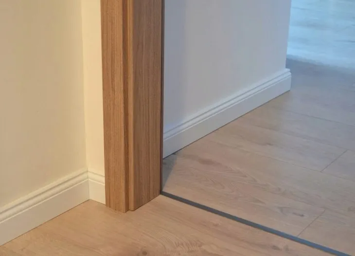 listwa-przypodlogowa-mdf-8-biala-cokol-ryflowana-szerokosc-15-mm